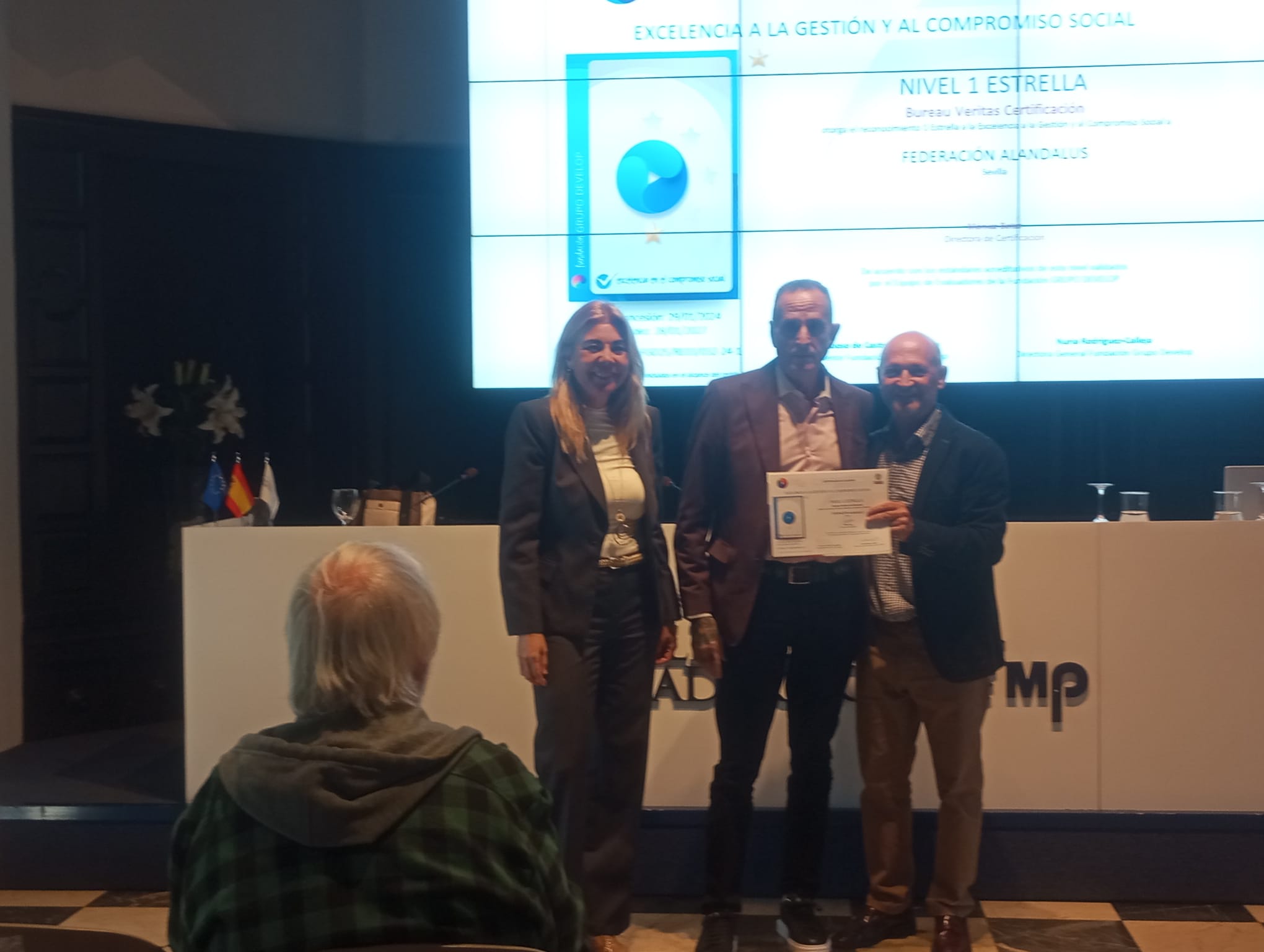 Emilio Medina Pablos recibiendo el certificado de calidad del grupo Develop